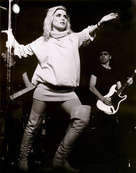 Солистка группы Blondie Дебби Харри во время выступления в&nbsp;1978 году 