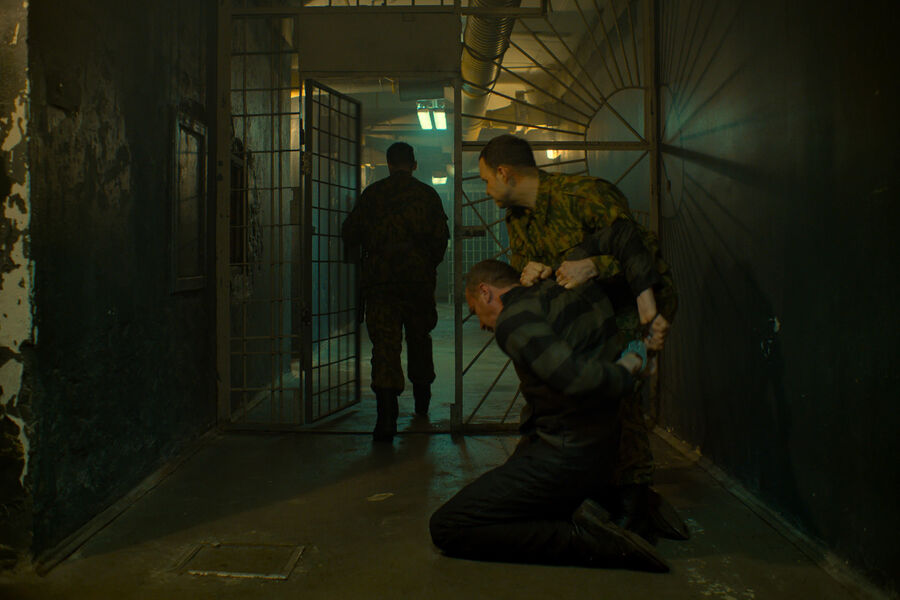 <b>7-е место. &laquo;Аутсорс&raquo; (2025)</b>
<br><br>
Проект Okko, ставший с&nbsp;отрывом лучшим российским сериалом 2025&nbsp;года. Подробнее о&nbsp;драме с&nbsp;Иваном Янковским в&nbsp;главной роли читайте в&nbsp;нашей <a href="//www.gazeta.ru/culture/2025/02/13/20517992.shtml"><b>рецензии</b></a>.