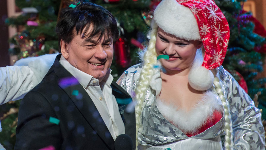 Певец Александр Серов во время 45-го юбилейного концерта «Песня Года», 2016 год