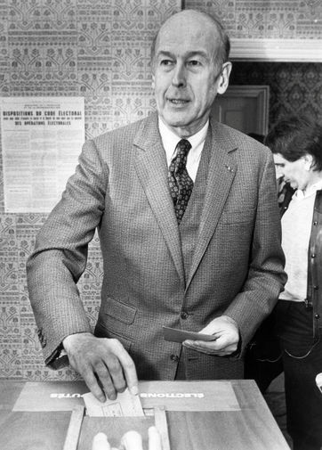 Бывший президент Франции Жискар д’Эстен на&nbsp;избирательном участке, 1986&nbsp;год