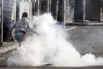 А тем временем на Тахрир манифестанты бросали дымовые шашки