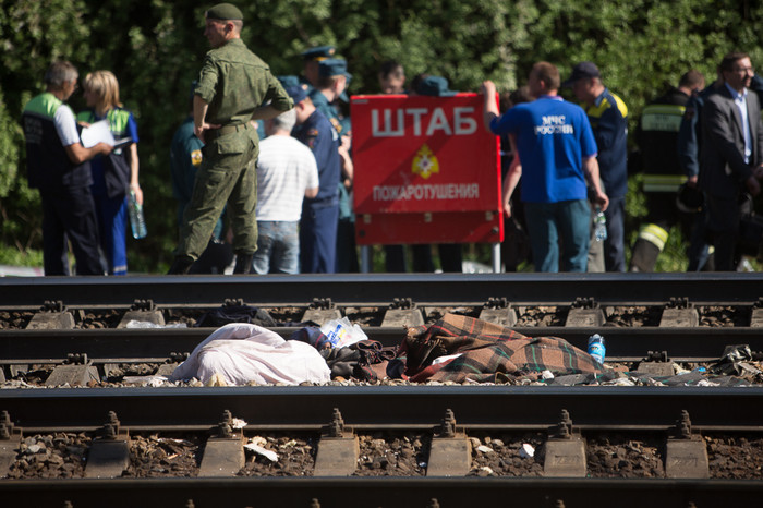 На месте столкновения пассажирского и грузового поездов на железнодорожном перегоне между Наро-Фоминском и Бекасово в районе Московской области