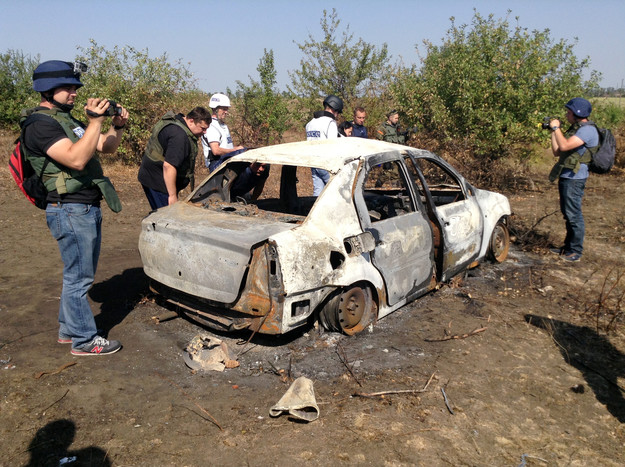 Сгоревший автомобиль на&nbsp;месте гибели фотокорреспондента Андрея Стенина