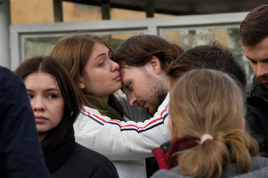Студенты возле мемориала у&nbsp;Пермского государственного национального исследовательского университета, Пермь, 21&nbsp;сентября 2021&nbsp;года