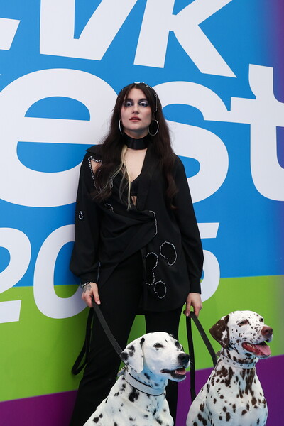 Певица Mona (Дарья Кустовская) на&nbsp;фестивале VK Fest 2025&nbsp;в&nbsp;Москве, 19&nbsp;июля 2025&nbsp;года