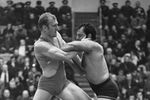 Во время выступления на ковре двукратных олимпийских чемпионов, выступающих в одной весовой категории до 100 кг, Левана Тедиашвили (справа) и Ивана Ярыгина, 28 января 1978 года
