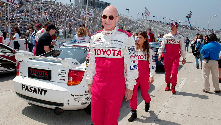 Патрик Стюарт на гонках Toyota Grand Prix в Калифорнии, 2002 год