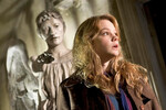 <b>«Не моргай» («Blink») — 3 сезон, 10 серия</b>
<br><br>
Лучший эпизод ньюскула, подаривший фанатам сериала самых страшных противников Доктора — плачущих ангелов, питающихся энергией времени. В этой серии Доктор и его спутница Марта Джонс с помощью обрывочных посланий пытаются предупредить девушку Салли Спэрроу (ее играет Кэри Маллиган) об ангелах, стремящихся захватить ТАРДИС.
