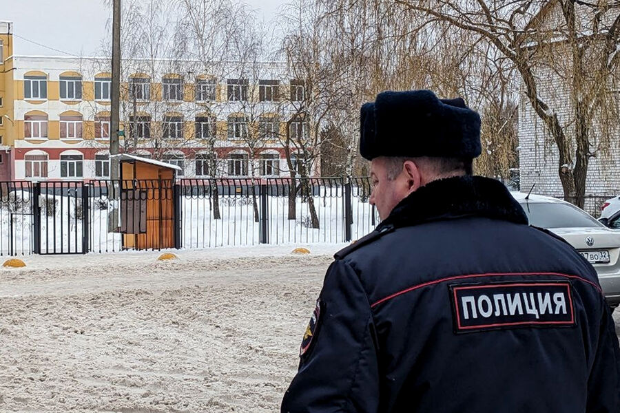 Сотрудник полиции у&nbsp;гимназии №5 в&nbsp;Брянске, где восьмиклассница устроила стрельбу, 7&nbsp;декабря 2023&nbsp;года