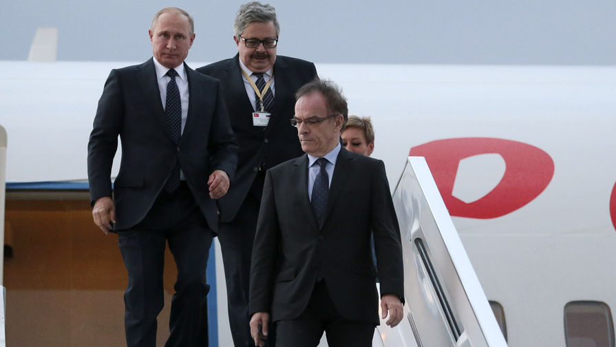 Президент РФ Владимир Путин во время встречи в аэропорту «Эсенбога» в Анкаре. Второй слева — посол РФ в Турции Алексей Ерхов
