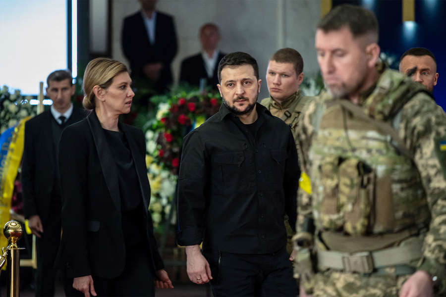 Президент Украины Владимир Зеленский с&nbsp;супругой Еленой на&nbsp;прощании с&nbsp;первым президентом Украины Леонидом Кравчуком в&nbsp;Киеве, 17&nbsp;мая 2022&nbsp;года