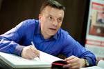 Леонид Парфенов проводит автограф-сессию для читателей во время презентации пятого тома цикла «Намедни» - «Намедни. Наша эра. 2001-2005» в Парке культуры и чтения «Буквоед» в Санкт-Петербурге, 2011 год
