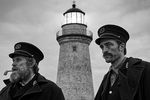 Актеры Уиллем Дефо и Роберт Паттинсон в фильме «Маяк» (2019)
