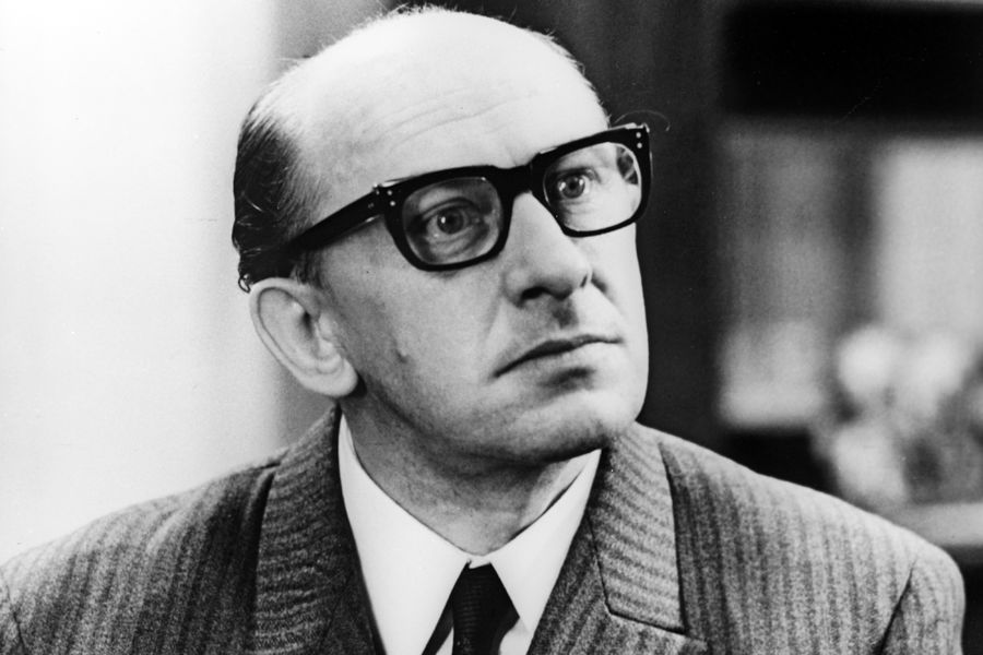 <b>«Семнадцать мгновений весны» (1973), реж. Татьяна Лиознова</b>
<br><br>В основу сюжета шпионского детектива «Семнадцать мгновений весны» Татьяны Лиозновой легла одноименная книга Юлиана Семенова. Фильм рассказывает о&nbsp;советском разведчике-нелегале Исаеве/Штирлице (Вячеслав Тихонов), под&nbsp;прикрытием добывающего информацию в&nbsp;высших эшелонах власти нацистской Германии. Евгений Евстигнеев исполнил роль профессора Вернера Плейшнера