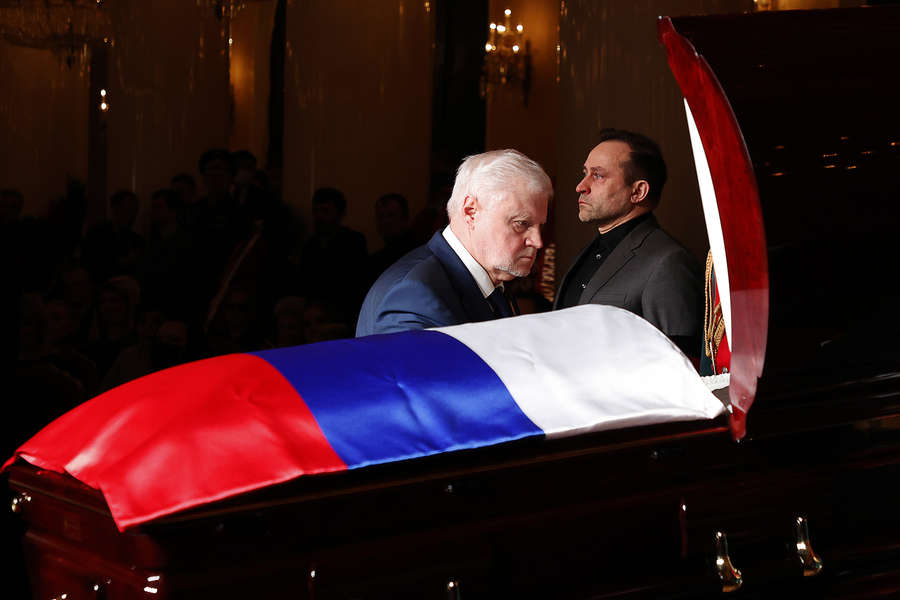 Председатель партии &laquo;Справедливая Россия&nbsp;- За&nbsp;правду&raquo; Сергей Миронов у&nbsp;гроба с&nbsp;телом лидера ЛДПР Владимира Жириновского во время церемонии прощания в&nbsp;Колонном зале Дома Союзов в&nbsp;Москве, 8&nbsp;апреля 2022&nbsp;года