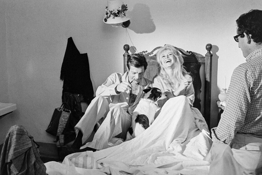 <b>«Частная жизнь» (1962)</b>
<br><br>
В&nbsp;картине Луи Маля Брижит Бардо сыграла Джилл, девушку из&nbsp;высшего общества, живущую в&nbsp;Швейцарии с&nbsp;матерью. Она влюбляется в&nbsp;мужа лучшей подруги, привлекательного итальянца Фабио (Марчелло Мастроянни), уезжает в&nbsp;Париж, становится известной моделью и актрисой, переживает нервный срыв и, преследуемая папарацци, возвращается к&nbsp;матери. Там, однако, нет спасения от репортеров &mdash; Джилл укрывается в&nbsp;доме Фабио, уже оставленного женой. Но долго прятаться &mdash; невозможно.
<br>
Лента получилась отчасти автобиографической &mdash; Бардо неоднократно жаловалась, что у&nbsp;нее нет частной жизни, настолько ее достали репортеры.