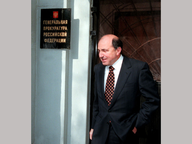 1999. Борис Березовский выходит из здания Генпрокуратуры после допроса.