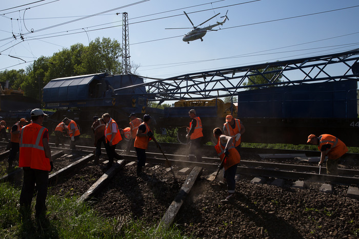 На месте столкновения пассажирского и грузового поездов на железнодорожном перегоне между Наро-Фоминском и Бекасово в районе Московской области