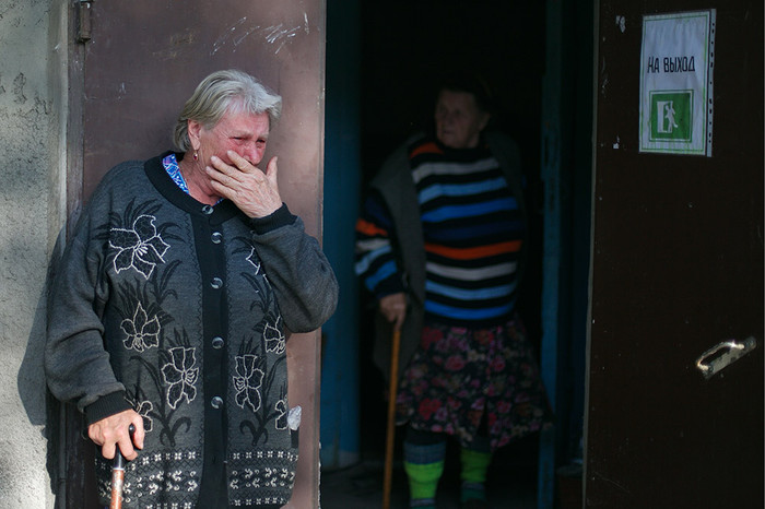 Жители Горловки у бомбоубежища