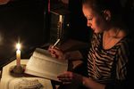 Студентка медицинского института готовится к занятиям в Симферополе. Электроснабжение Крыма было прекращено 26 декабря по распоряжению национальной энергокомпании Украины «Укрэнерго»