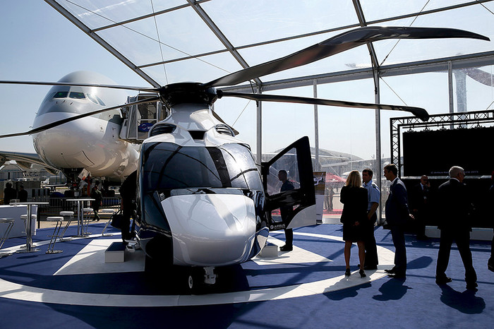 Посетители смотрят на вертолеты H160 от Airbus