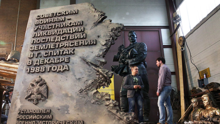 Памятник воинам, участникам ликвидации последствий землетрясения в Армении 1988 года, в мастерской в Солнечногорске. Август, 2015