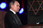 Президент России Владимир Путин выступает на церемонии открытия памятника жителям и защитникам блокадного Ленинграда «Свеча памяти» на территории парка «Сакер» в Иерусалиме, 23 января 2020 года