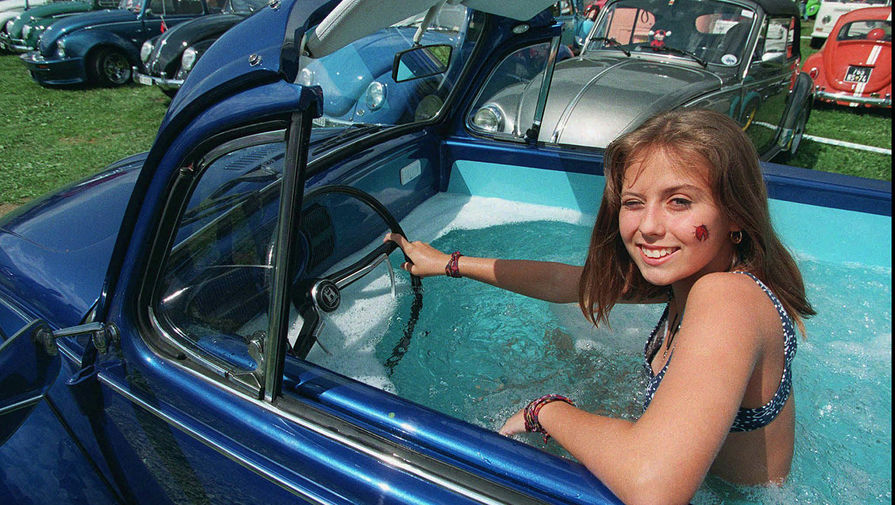 Девушка принимает ванну в&nbsp;Volkswagen Beetle на&nbsp;встрече владельцев Beetle в&nbsp;Шато-д'О, Швейцария, 1996&nbsp;год