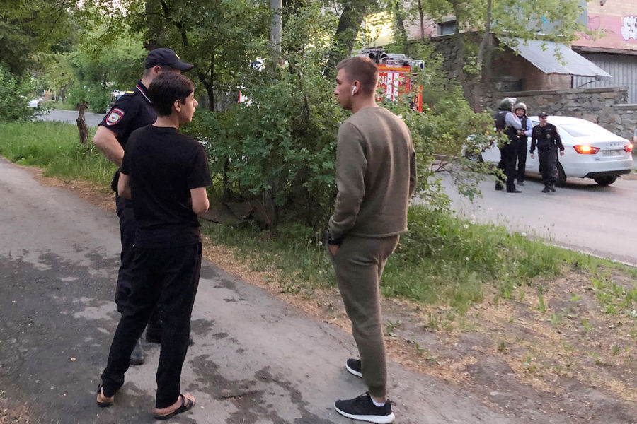 Ситуация у&nbsp;жилого дома в&nbsp;микрорайоне Химмаш в&nbsp;Екатеринбурге, где бывший полицейский открыл стрельбу из&nbsp;окна, 30&nbsp;мая 2021&nbsp;года