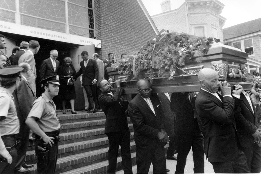 Здоровье артиста начало серьезно ухудшаться в&nbsp;конце 1960-х, однако он продолжал работать вплоть до&nbsp;самой смерти. Легендарного музыканта не стало 6&nbsp;июля 1971&nbsp;года, причиной был назван отказ почек на&nbsp;фоне сердечной недостаточности.
<br><br>
На&nbsp;фото: похороны музыканта 8&nbsp;июля 1971&nbsp;года
