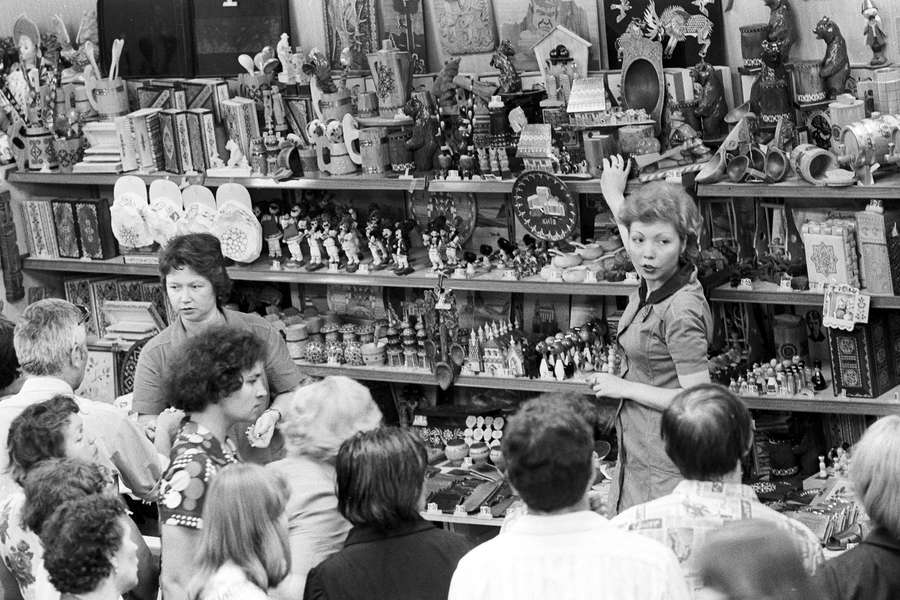 Обслуживание покупателей в&nbsp;секции сувениров Центрального универмага, 1979&nbsp;год