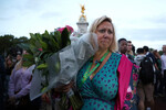 Люди пришли проститься с королевой Елизаветой к Букингемскому дворцу, 8 сентября 2022 года