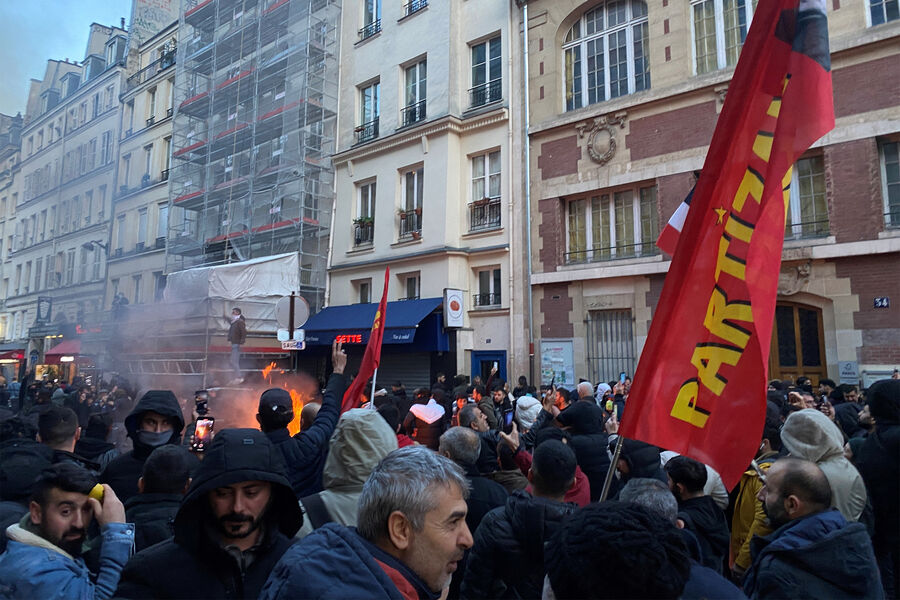 Во время протестов в&nbsp;Париже после стрельбы в&nbsp;районе курдского центра, 23&nbsp;декабря 2022&nbsp;года