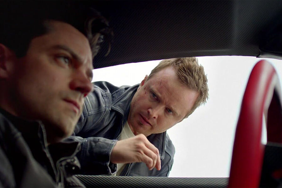 <b>&laquo;Need for Speed: Жажда скорости&raquo; (2014)</b><br>
В&nbsp;фильме, снятом по&nbsp;мотивам серии компьютерных игр Need for Speed, Аарон Пол сыграл талантливого автомеханика Тоби Маршалла, страстью которого являются подпольные гонки. Чтобы сохранить семейную мастерскую, Тоби берет в&nbsp;напарники богатого, но нечестного гонщика Дино (Доминик Купер), который его, конечно же, подставляет. Тоби попадает в&nbsp;тюрьму, а когда выходит, решает во что бы то ни стало отомстить предателю.
