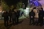 Сотрудники полиции около входа в городскую клиническую больницу №68, 21 сентября 2017 года