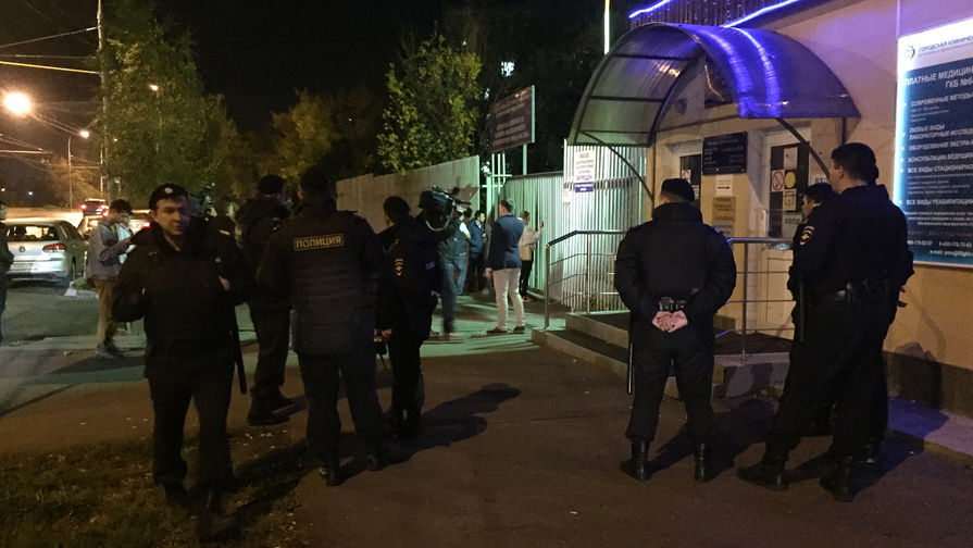 Сотрудники полиции около&nbsp;входа в&nbsp;городскую клиническую больницу №68, 21&nbsp;сентября 2017&nbsp;года
