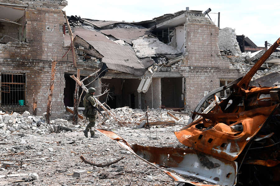 Военнослужащий батальона &laquo;Восток&raquo; Народной милиции ДНР на&nbsp;территории разрушенного завода &laquo;Азовсталь&raquo; в&nbsp;Мариуполе, 21&nbsp;мая 2022&nbsp;года