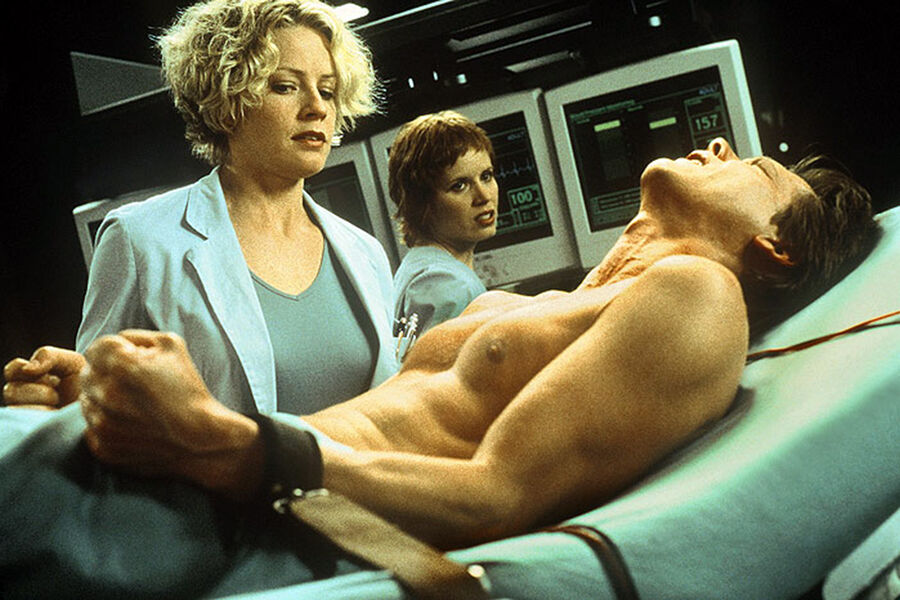 Кевин Бейкон и Элизабет Шу в&nbsp;фильме &laquo;Невидимка&raquo; (2000)
