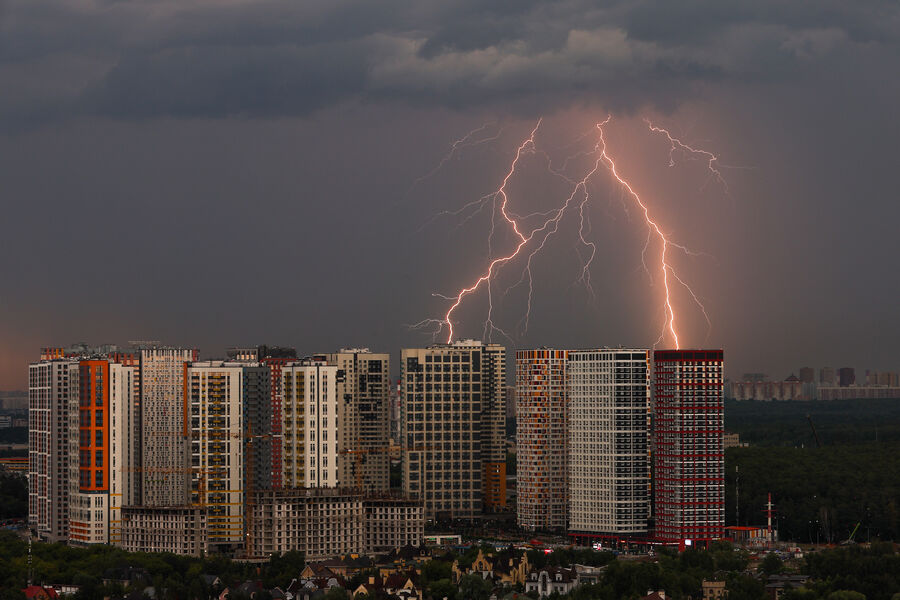 Молния во время грозы в&nbsp;Москве, 12&nbsp;июля 2025&nbsp;года