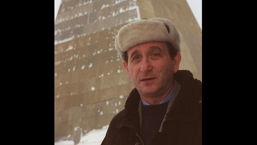 Александр Голод на фоне своей пирамиды, 2000 год