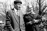 Василий Шукшин в роли Егора и Лидия Федосеева-Шукшина в роли Любы в фильме «Калина красная» (1973)