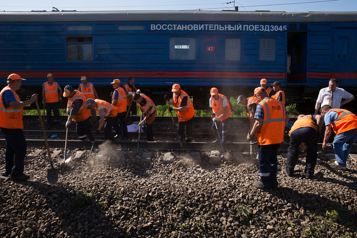 На месте столкновения пассажирского и грузового поездов на железнодорожном перегоне между Наро-Фоминском и Бекасово в районе Московской области
