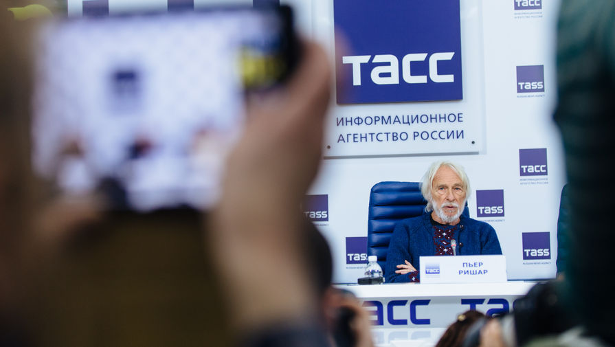 Пьер Ришар на пресс-конференции в Москве