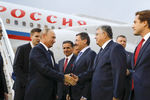 Президент РФ Владимир Путин во время встречи в аэропорту «Эсенбога» в Анкаре. Третий справа — мэр Анкары Мелих Гекчек. Четвертый справа — губернатор провинции Анкара Эрджан Топаджа. Слева — директор департамента протокола МИД Турции Шевки Мютевеллиоглу