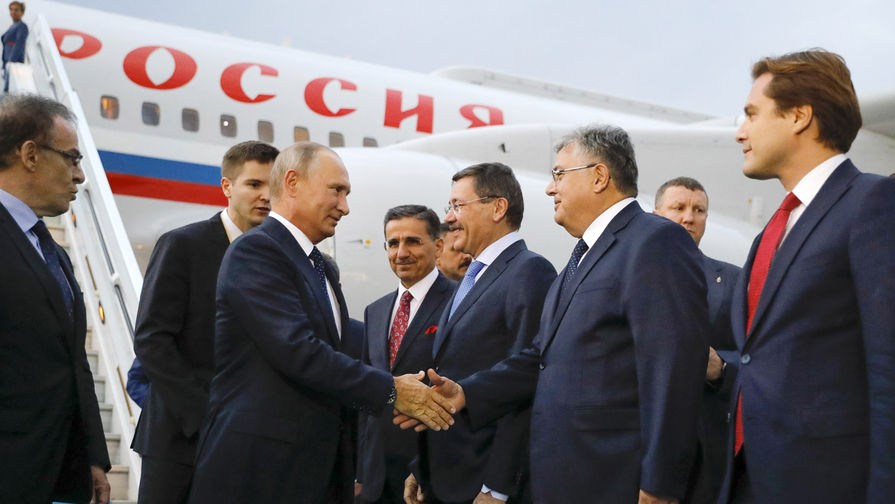 Президент РФ Владимир Путин во время встречи в аэропорту «Эсенбога» в Анкаре. Третий справа — мэр Анкары Мелих Гекчек. Четвертый справа — губернатор провинции Анкара Эрджан Топаджа. Слева — директор департамента протокола МИД Турции Шевки Мютевеллиоглу