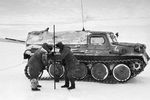 Исследователи Антарктиды измеряют толщину ледового припая, 1965 год