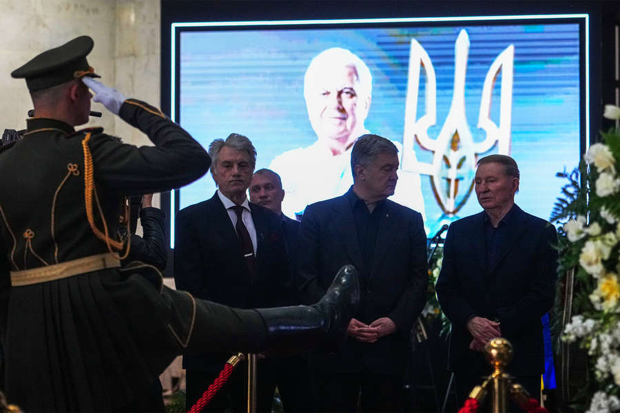 Экс-президенты Украины Леонид Кучма (слева), Виктор Ющенко (справа)и Петр Порошенко (в центре) на&nbsp;прощании с&nbsp;первым президентом Украины Леонидом Кравчуком в&nbsp;Киеве, 17&nbsp;мая 2022&nbsp;года