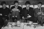 Участники The Beatles Джон Леннон, Пол Маккартни, Джордж Харрисон и Ринго Старр в театре «Принц Уэльский» в Лондоне, ноябрь 1963 года