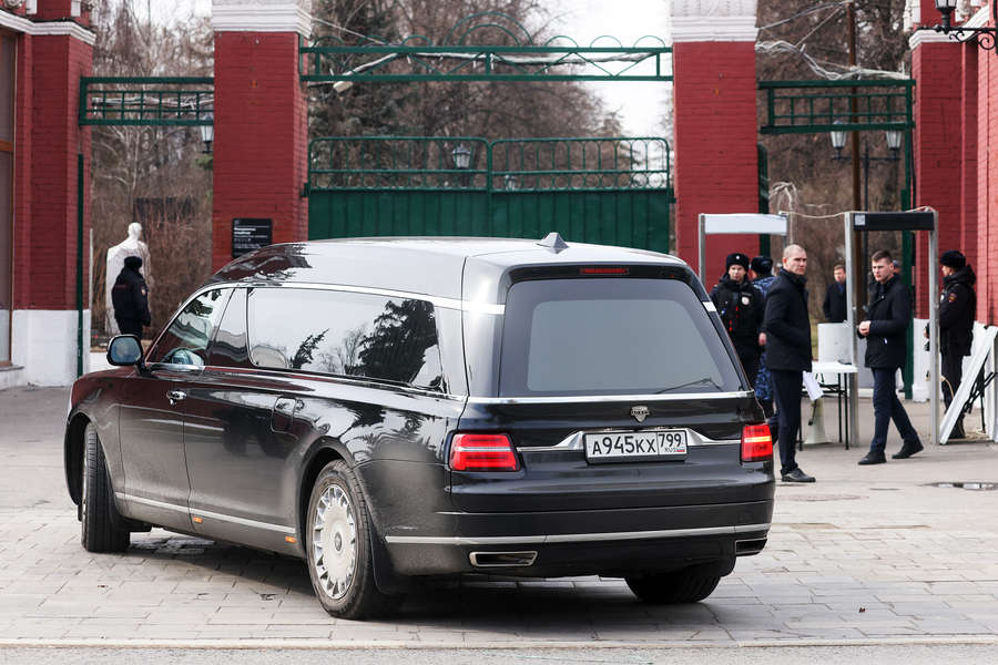 Ритуальный автомобиль Aurus Lafet с&nbsp;телом Владимира Жириновского у&nbsp;Новодевичьего кладбища в&nbsp;Москве, 8&nbsp;апреля 2022&nbsp;года