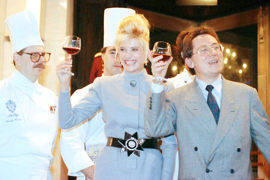 Ивана Трамп принимает первую бутылку вина Beaujolais Nouveau 1990&nbsp;года от Жан-Жака Пиньяра, мэра Вильфранша, представляющего регион Божоле во Франции, 15&nbsp;ноября 1990&nbsp;года